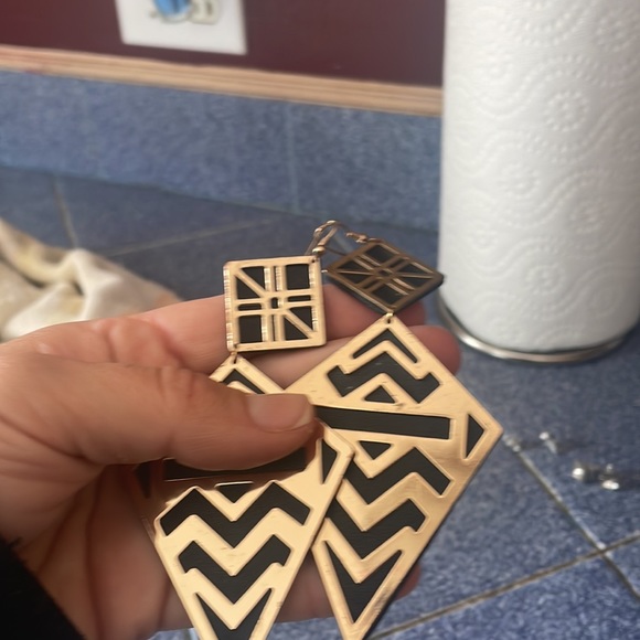 Black and gold earnings - Picture 3 of 4
